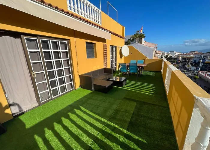 Grosse Terrasse Mit Esstisch, Markise. Einfach