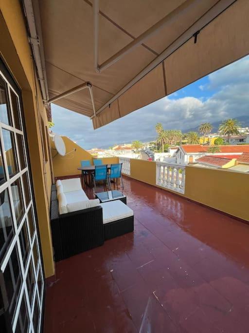 Grosse Terrasse Mit Esstisch, Markise. Einfach Appartement