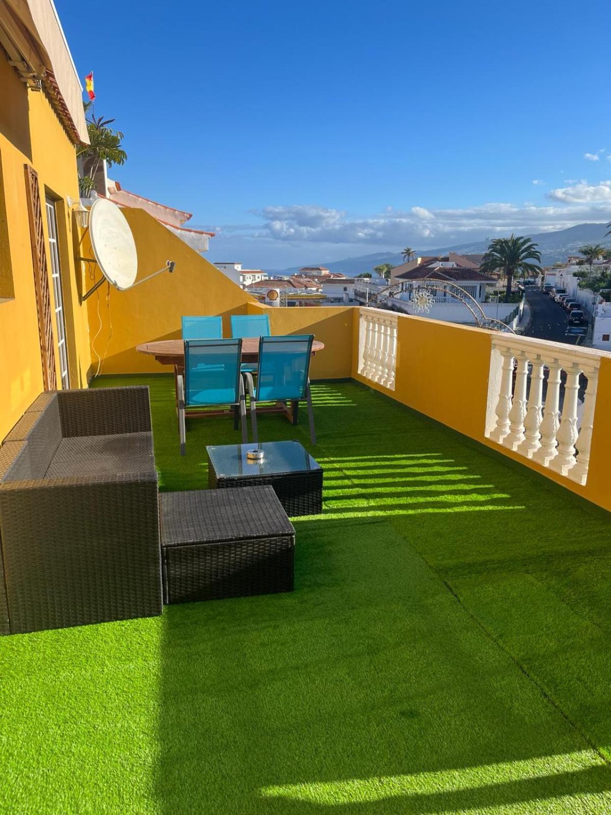 Grosse Terrasse Mit Esstisch, Markise. Einfach Appartement *