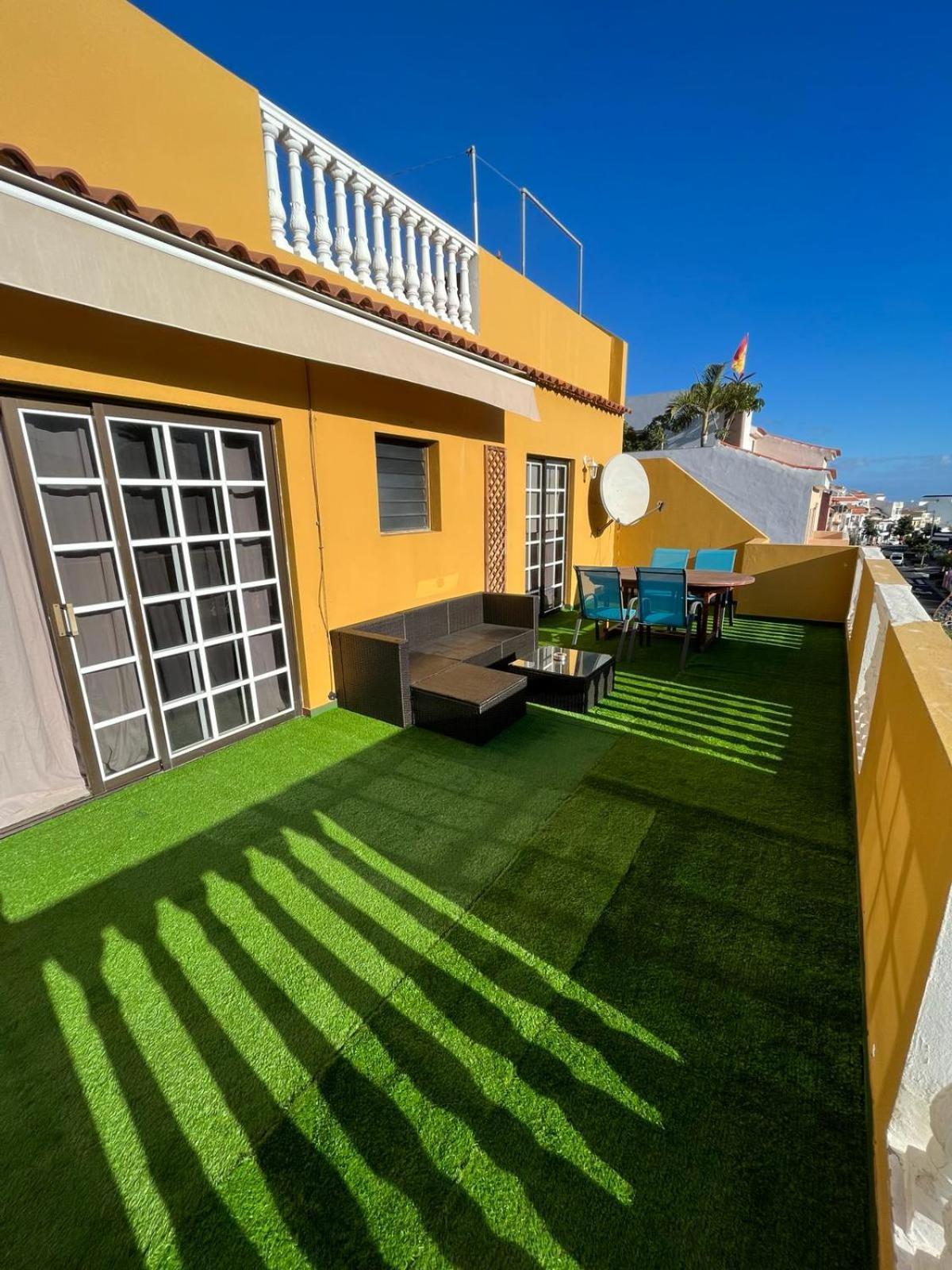 Grosse Terrasse Mit Esstisch, Markise. Einfach Appartement *